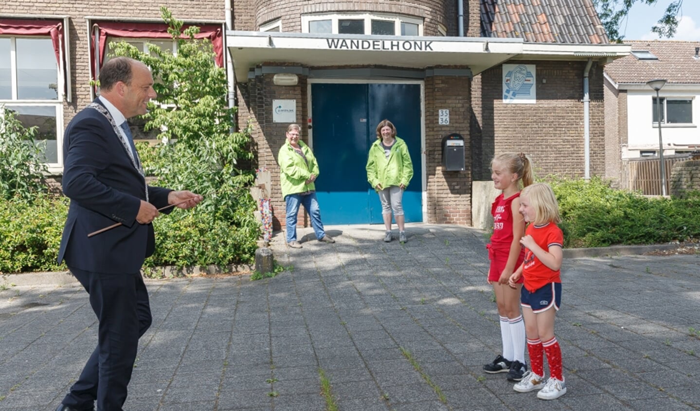 Uitreiking medaille virtuele Zwolse wandel Vierdaagse door burgemeester Peter Snijders.