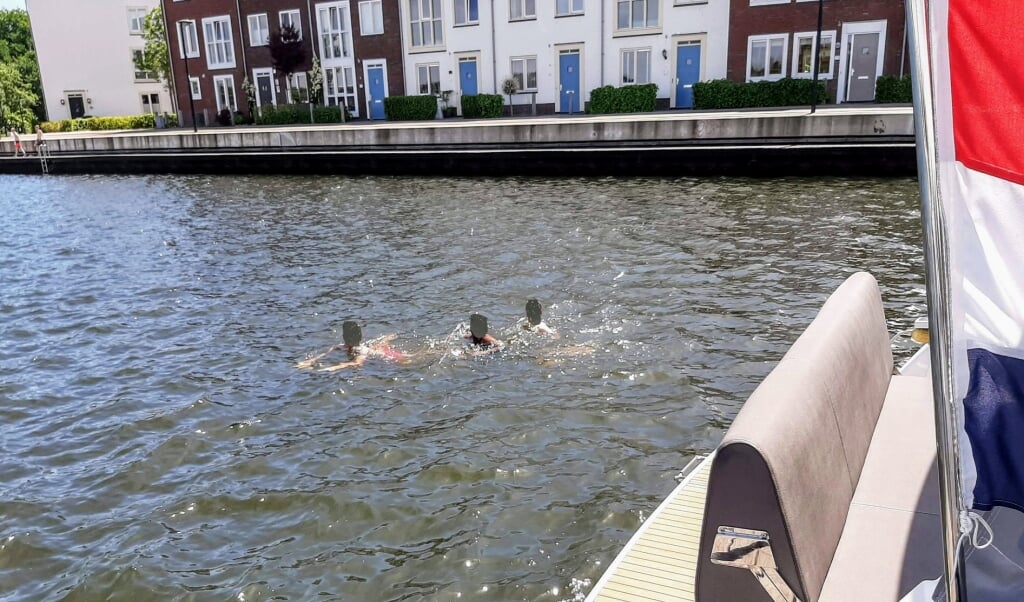  Zwemmende jeugd in de haven van Dronten.