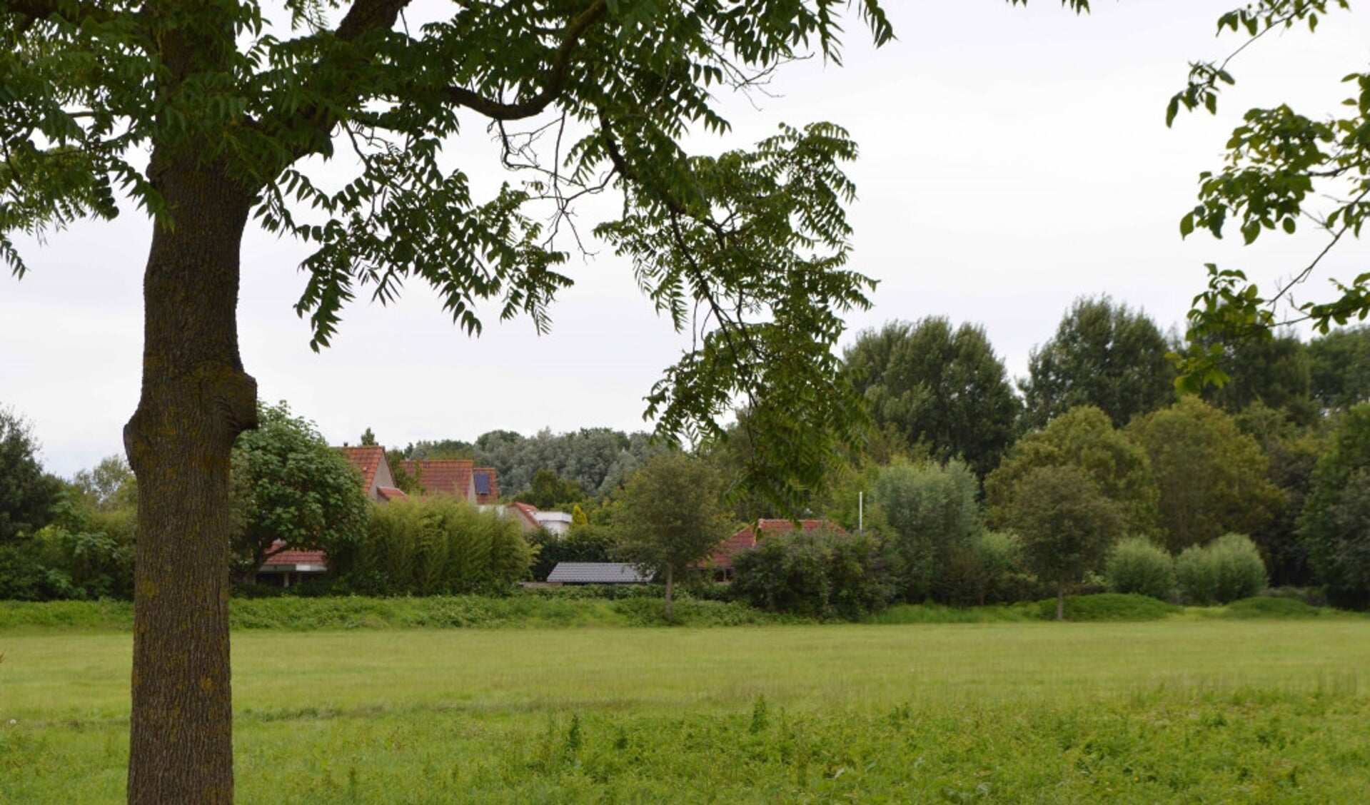  Het sportveld met de woningen aan De Sikkel.