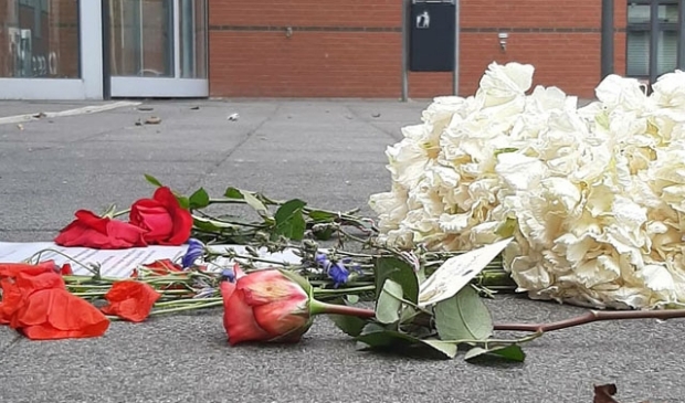 Bloemen en brief “namens ons van viruswaanzin” bij het Kamper stadhuis