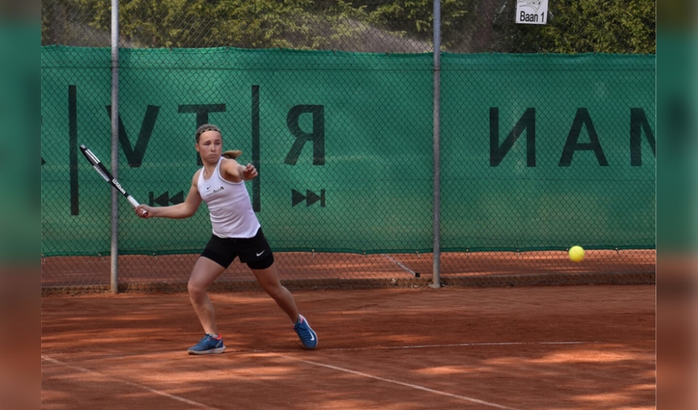 Sarah van Emst in actie.