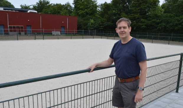 Alexander van den Hemel bij de nieuwe beachkorfbalvelden.