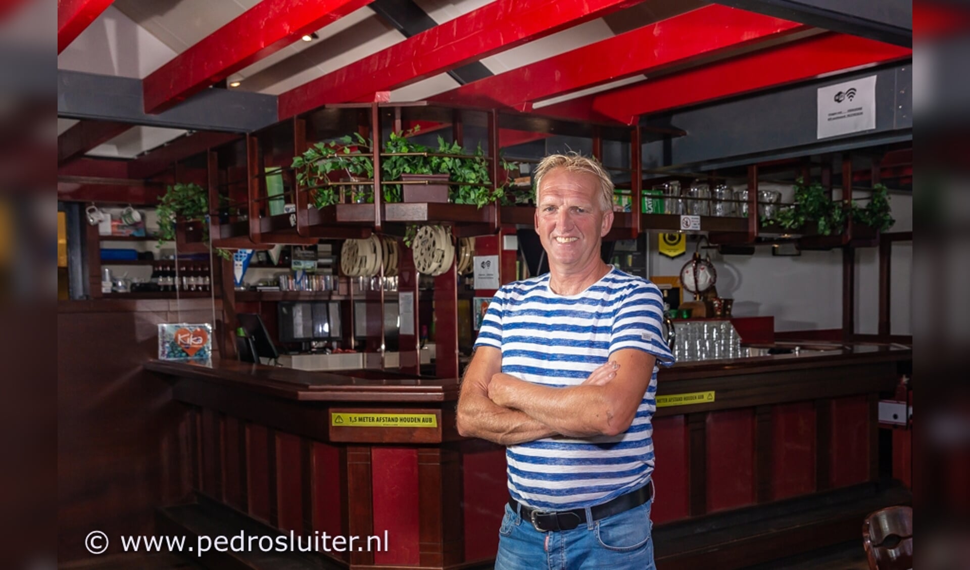  Voorzitter Robert Hulsmann voor de karakteristieke bar in de kantine van vv Wijthmen.