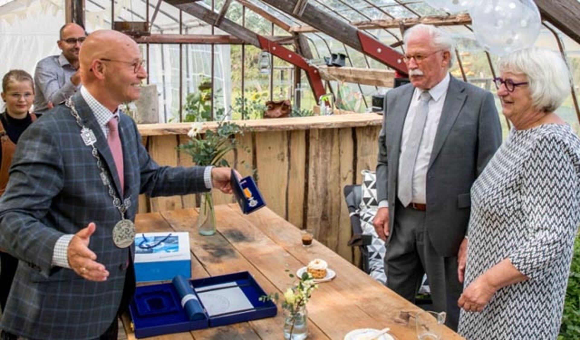  Burgemeester Koelewijn overhandigt de koninklijke onderscheiding