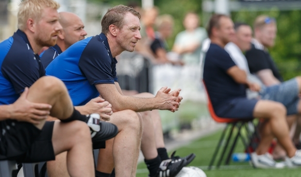 <p>Hoofdtrainer Arno Hoekstra blijft nog langer op de bank bij Berkum.</p>