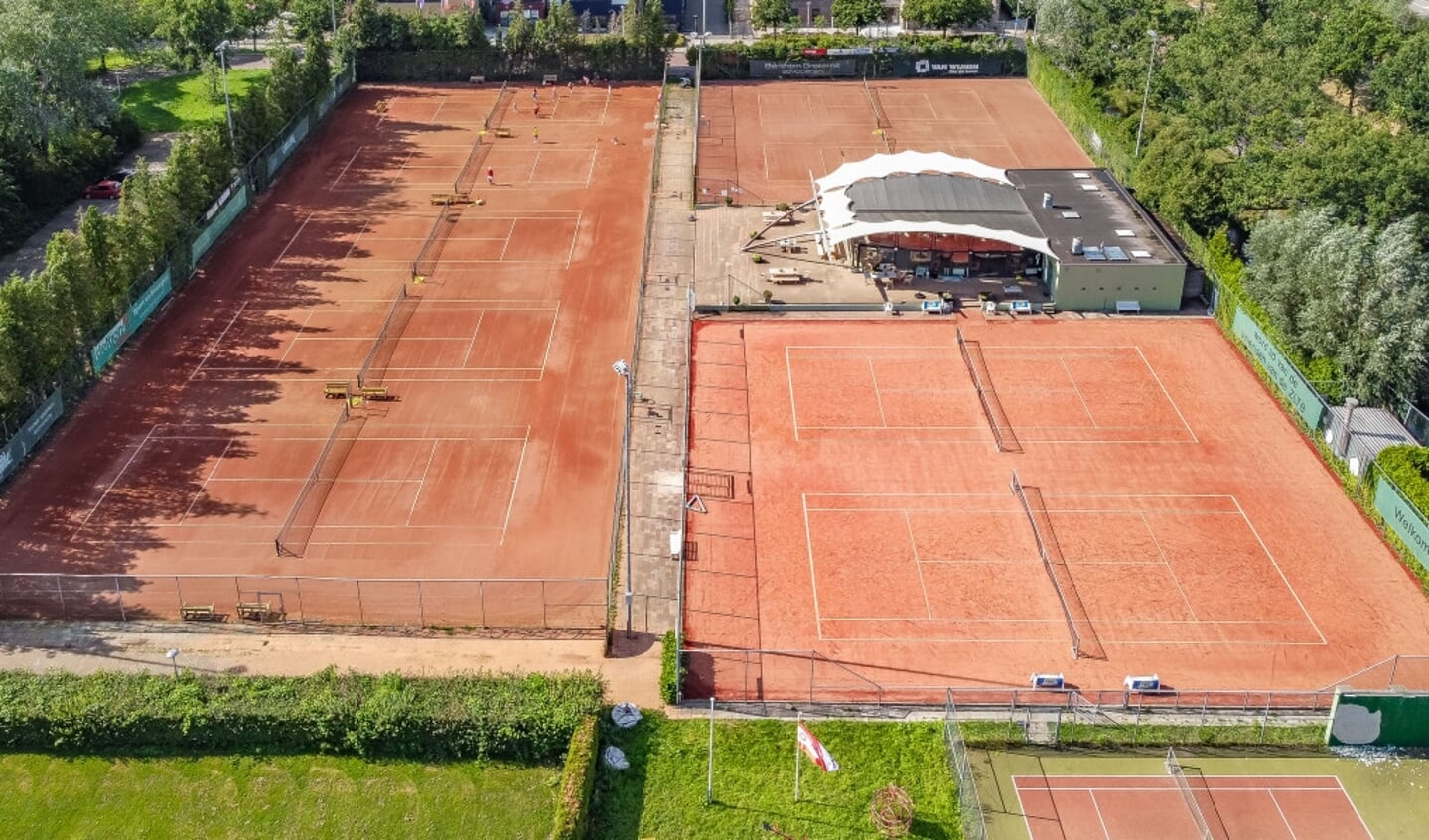  Dronefoto van sportpark ZLTB. Rechts in de hoek