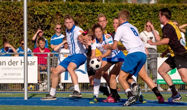 <p>Een beeld van de derby tussen Wit-Blauw en KV DOS Kampen september vorig jaar. De return wordt niet gespeeld.</p>