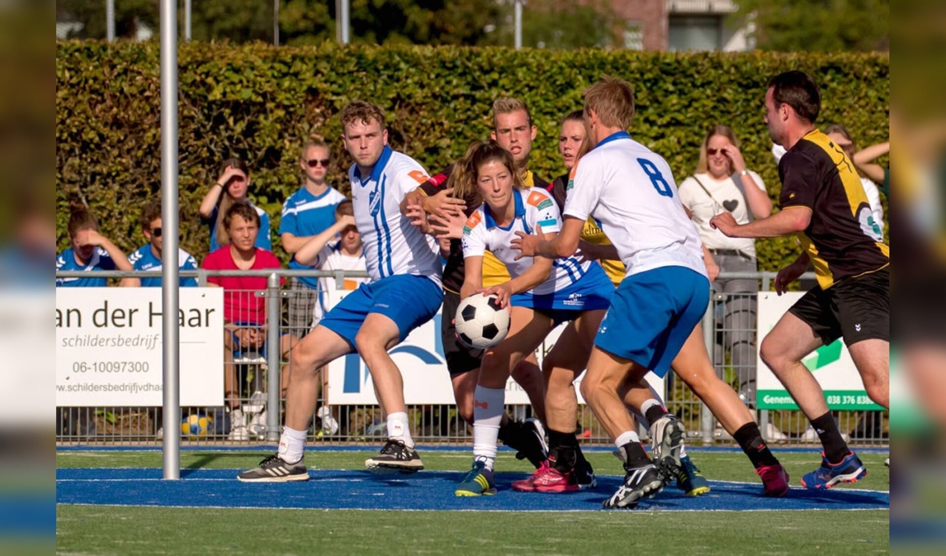 Een beeld van de derby tussen Wit-Blauw en KV DOS Kampen september vorig jaar. De return wordt niet gespeeld.