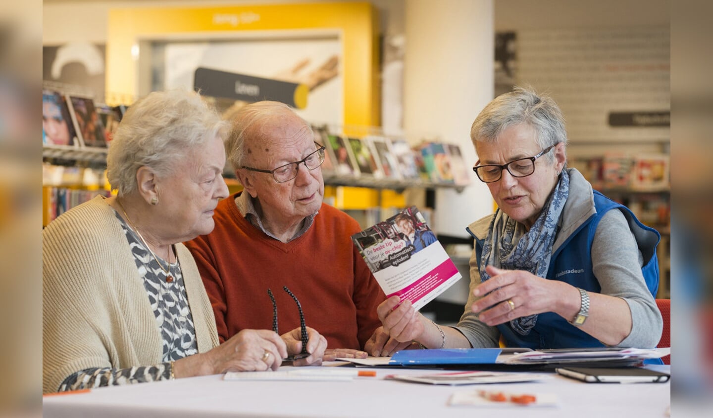 OV-ambassadeurs in de bibliotheek in Dronten.