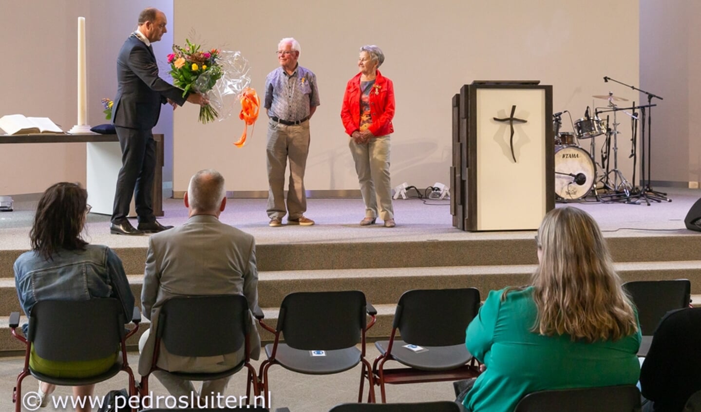 Burgemeester Peter Snijders reikt de koninklijke onderscheiding Lid in de Orde van Oranje-Nassau uit aan het Zwolse echtpaar Wim en Joke Kruitbosch. De heer en mevrouw Kruitbosch worden onderscheiden voor hun ruim 50-jarige vrijwillige verdiensten voor kerk en samenleving.