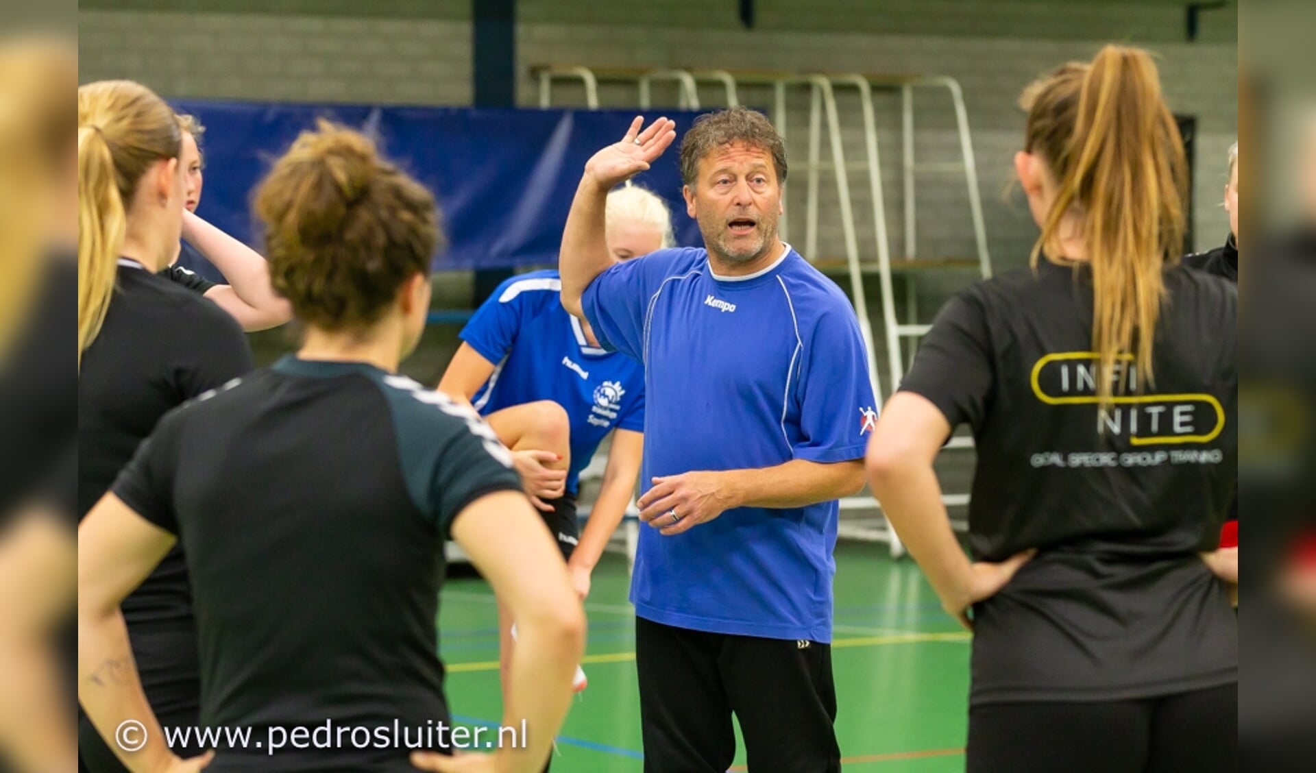  Nico Einhaus op de training met de speelsters van HV Zwolle.