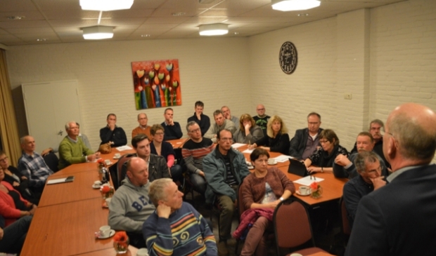 Eric Daniëls in gesprek met bewoners van De Morinel.