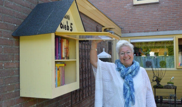 Roelinda Tax wil het lezen promoten met haar minibieb.