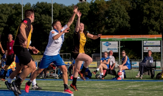 <p>Een beeld van de derby tussen Wit-Blauw en KV DOS Kampen september vorig jaar. De return wordt niet gespeeld.</p>