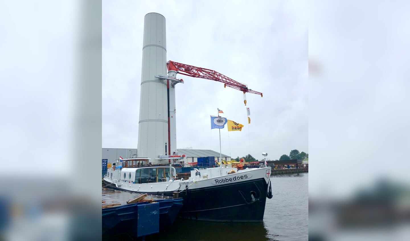 Het woonschip bij de klimmende kraan