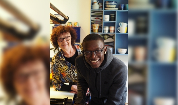 Gezinshuisouder Rina (65) met Multi (21) die vier jaar bij haar in het gezinshuis woonde.