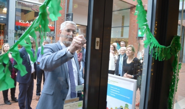  De opening van Energiewinkel Dronten door Ton van Amerongen. 