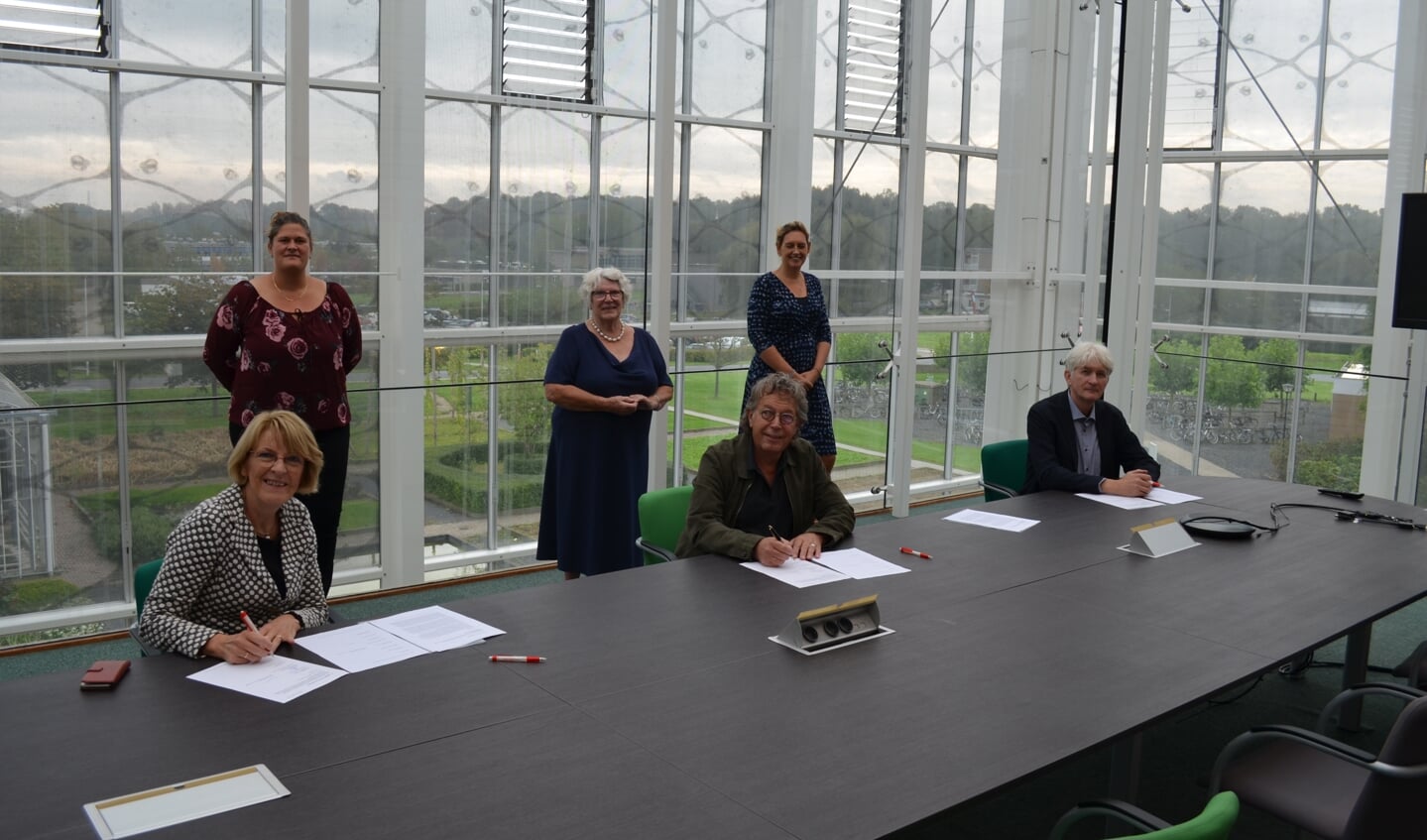 De ondertekening van de overeenkomst bij Aeres Hogeschool Dronten.