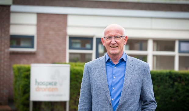 Piet Bleeker bij het hospice.