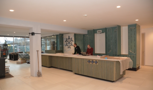 Voor de receptie in het nieuwe gemeentehuis zijn de oude plafondschrootjes gebruikt.