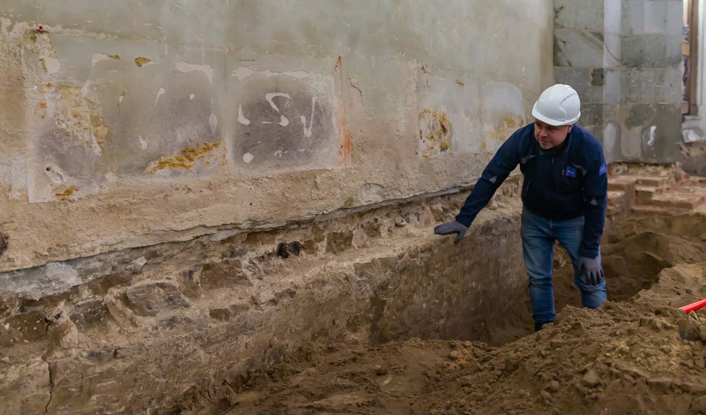 Stadsarcheoloog Michael Klomp bij de oude muur die gevonden werd.