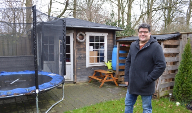 Marck Moreno bij het tuinhuisje dat hij van de gemeente moet afbreken.