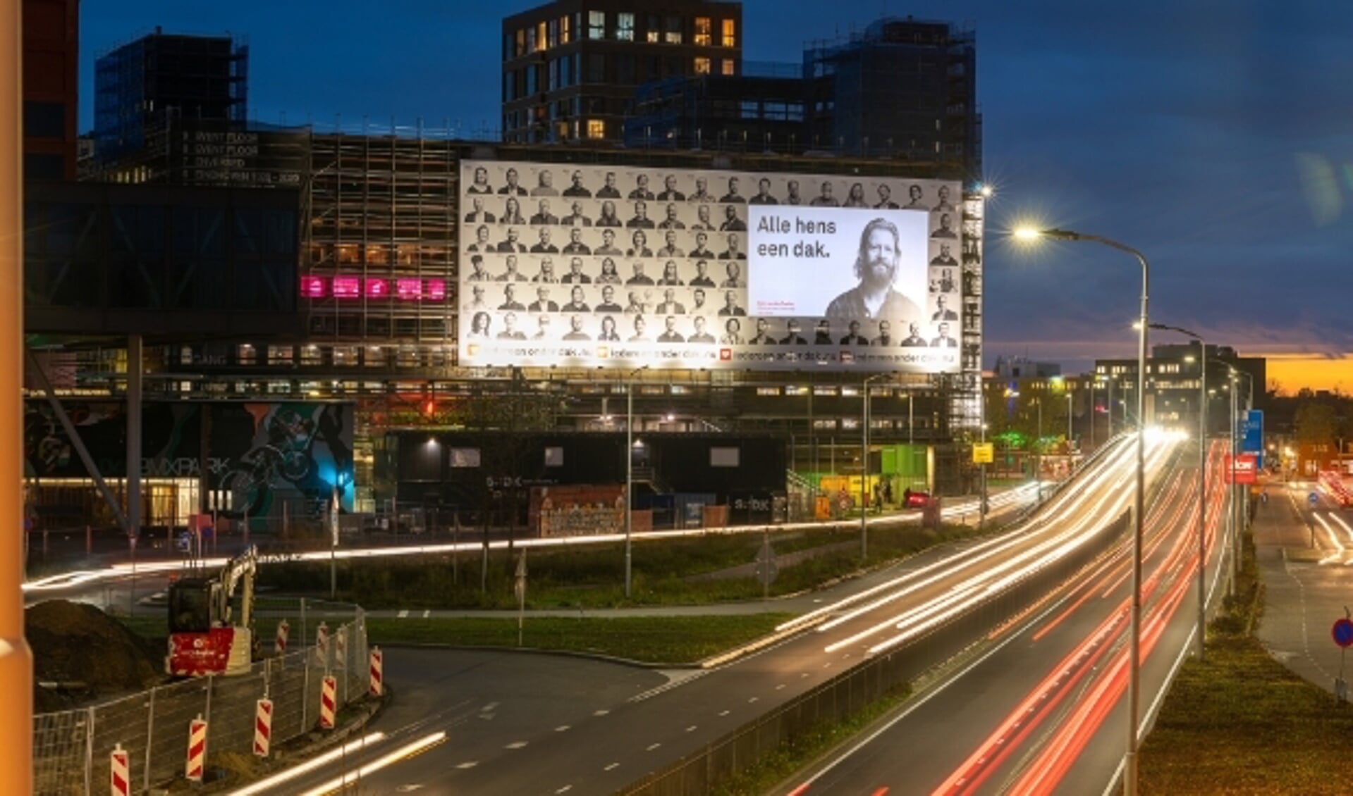 Ruim 135 mensen hebben de strijd tegen dakloosheid een gezicht gegeven op een billboard op het Veemgebouw. (Foto: Igor Vermeer).