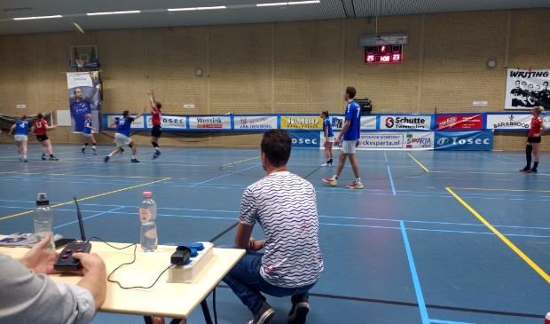 Trainer Henco Pullen volgt een wedstrijd van Sparta in de CALO-hal.