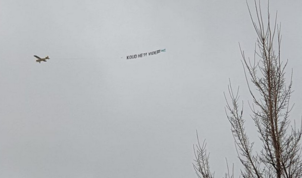 Het vliegtuigje boven het Museumplein.