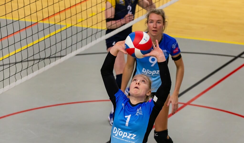 Regio Zwolle Volleybal dit seizoen in actie. Daantje Vennik (met de set-up) en Marianne Het Lam-Scholten