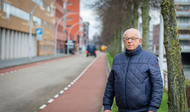 <p>Teun Bouwhuis op de Koggelaan, de startlocatie van de Zwolse Halve Marathon</p>
