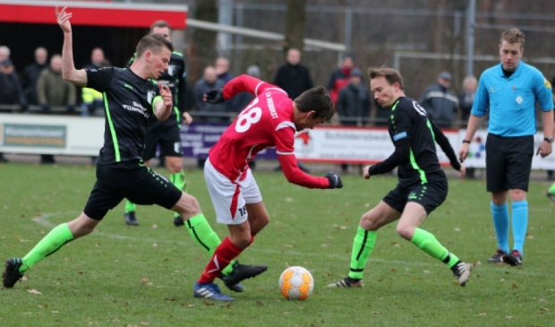 Marc (links) en Chris van der Meulen in actie voor Berkum.