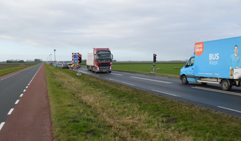 De afgesloten rijstrook van de Hanzeweg.