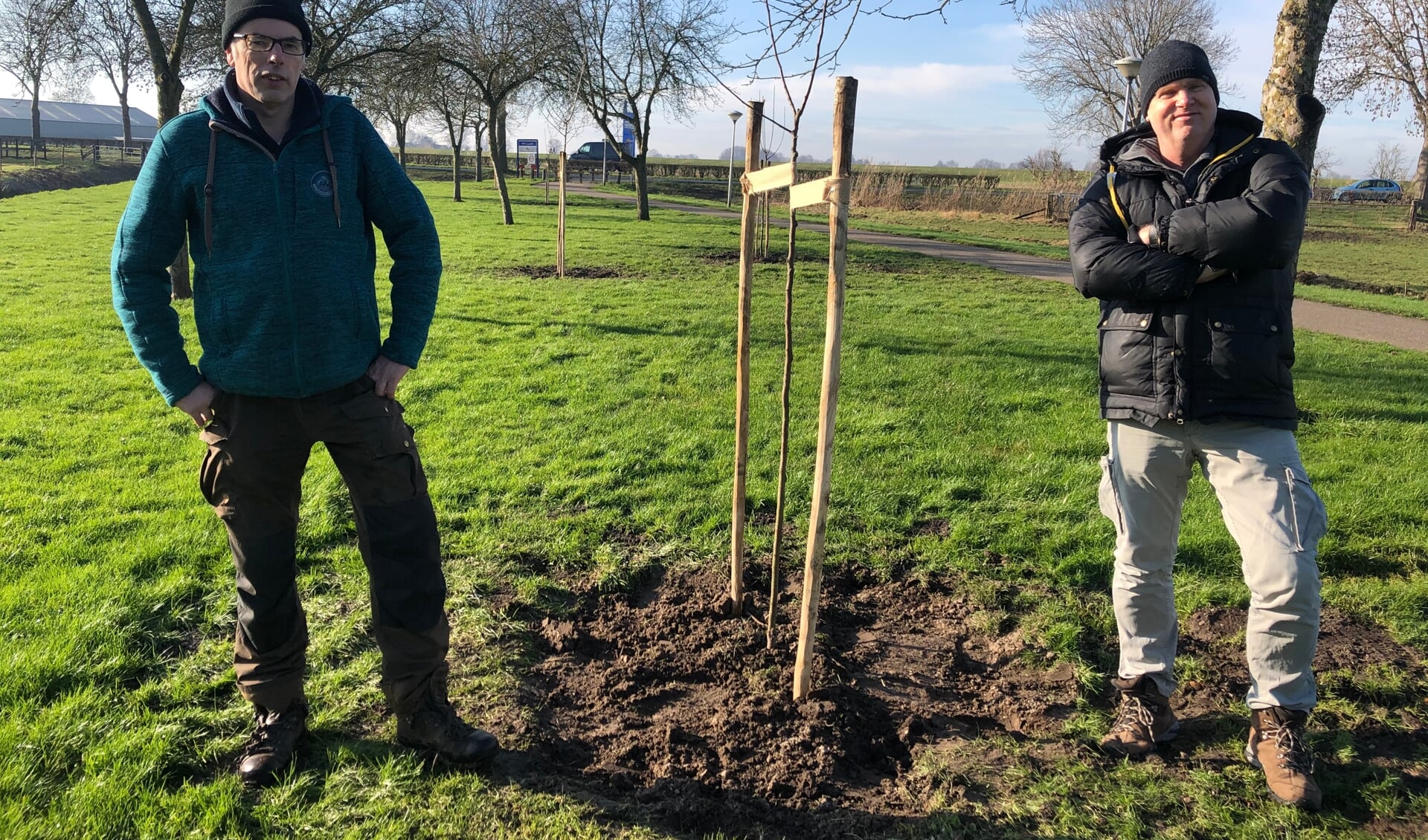 Jeroen Tersmette (l) en Klaasjan Pol van de Hoogstambrigade Zwartewaterland bij een van de nieuw aangeplante bomen.