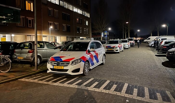 Kampen - Op zaterdagavond 23 januari was de politie met vijf politiewagens aanwezig op de Wortmanstraat in Kampen. Agenten leken iets te zoeken. Wat er precies aan de hand is, is nog niet bekend. Een persoon is aangehouden.