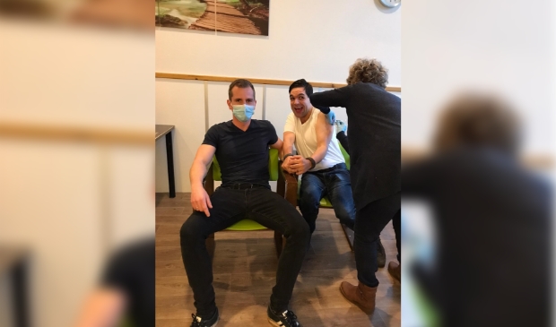 Nico Denissen, begeleid door persoonlijk ondersteuner Mathieu Kolber, is blij dat hij eindelijk een vaccin krijgt.