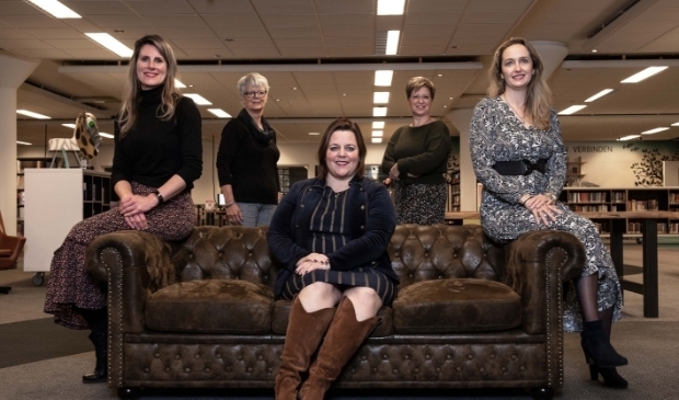 <p>V.l.n.r: Daniëlle Bax, Annemieke Scharloo, Carin van Holstein, Nicole Braakman en Tosca Goes. Zij geven loopbaanadvies vanuit de Bibliotheek Veldhoven. FOTO: Willem Binnendijk.</p>