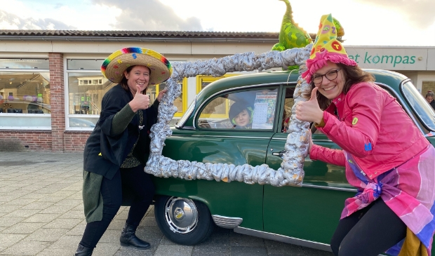 <p>Annemieke en Karlijn vieren letterfeest op basisschool Het Kompas.</p>