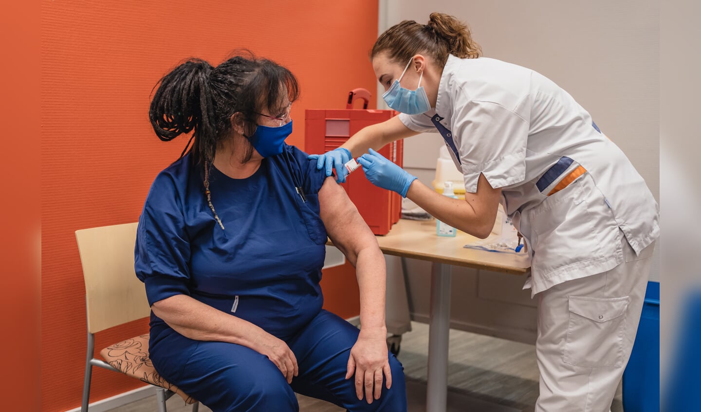 IC verpleegkundige Yolanda Mensink krijgt als eerste medewerker van St Jansdal het vaccin van BioNtech/Pfizer tegen COVID-19 toegediend 