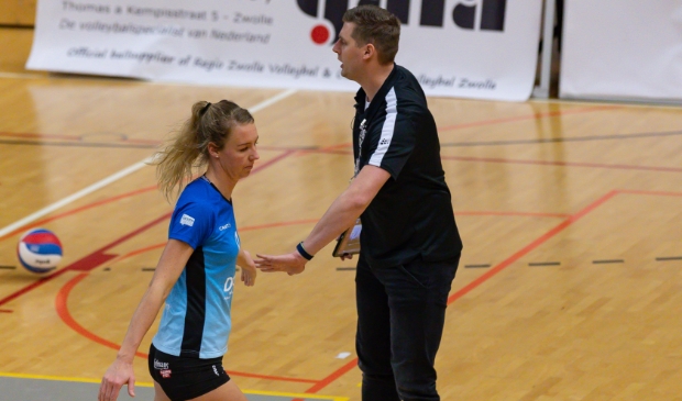 <p>Trainer Eric Meijer en Marianne Het Lam-Scholten tijdens een competitiewedstrijd.</p> 