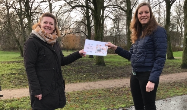 <p>Miriam van der Flier van Ladies' Circle Zwolle en Eline Ploegman van Hart voor Zwolle.</p>