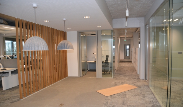 Werkplekken in het nieuwe gemeentehuis.