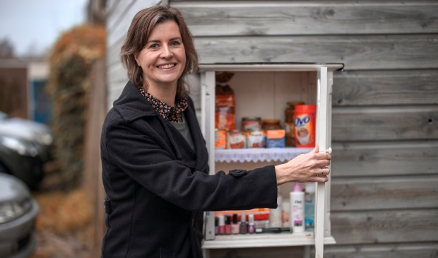 <p>Rolanda Bredewold beheert ‘Buurtkastje Zwolle Zout’. </p>
