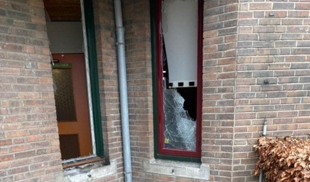 De vernielde ruiten van Het Koetshuis in Biddinghuizen.