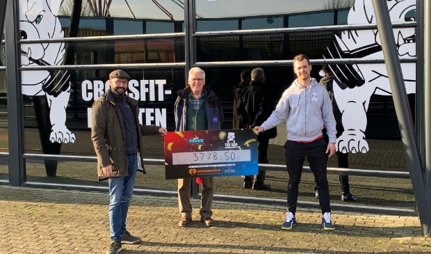De overhandiging van de cheque.