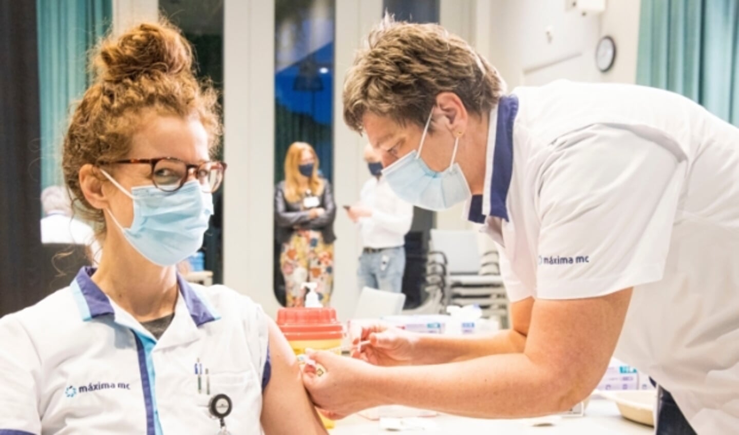 Nathalie Borneman, Intensive Care verpleegkundige krijgt eerste vaccinatie in MMC. FOTO: MMC