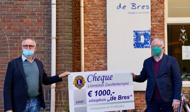 Voorzitter Eduard Metselaar (rechts) van De Bres ontvangt de cheque van 1.000 euro van Willem van Beek van Lionsclub Zwollerkerspel.