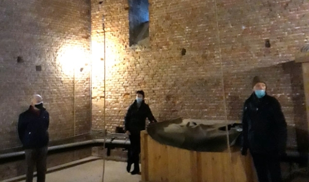 Kamper klokkenluidersgilde Geert van Wou in de klokkentoren van de Kamper Buitenkerk.