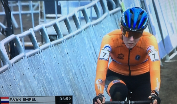 Een teleurgestelde Manon Bakker komt als zevende over de finishlijn.