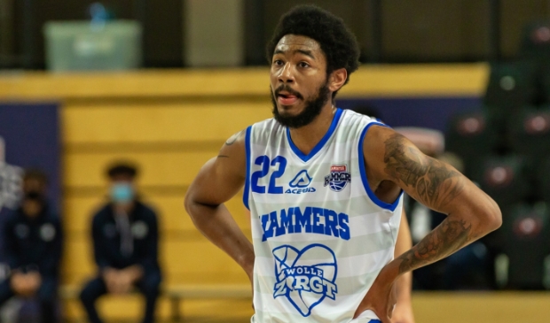 <p>Jhonathan Dunn tijdens de wedstrijd tegen Heroes Den Bosch.</p>